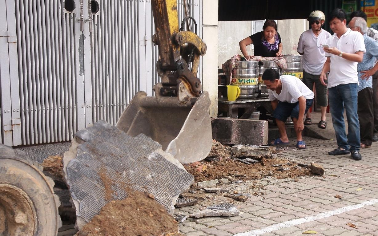 Nguoi dan phan ung trong ngay dau ra quan gianh lai via he hinh anh