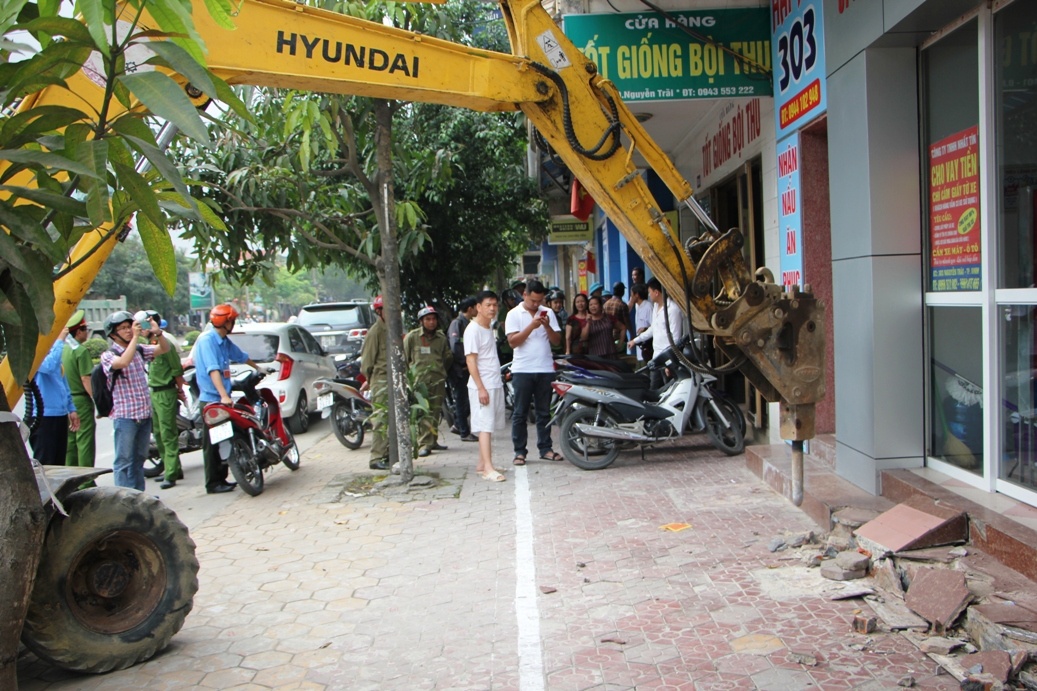 Nghe An don dep via he bang may khoan pha, bua ta hinh anh