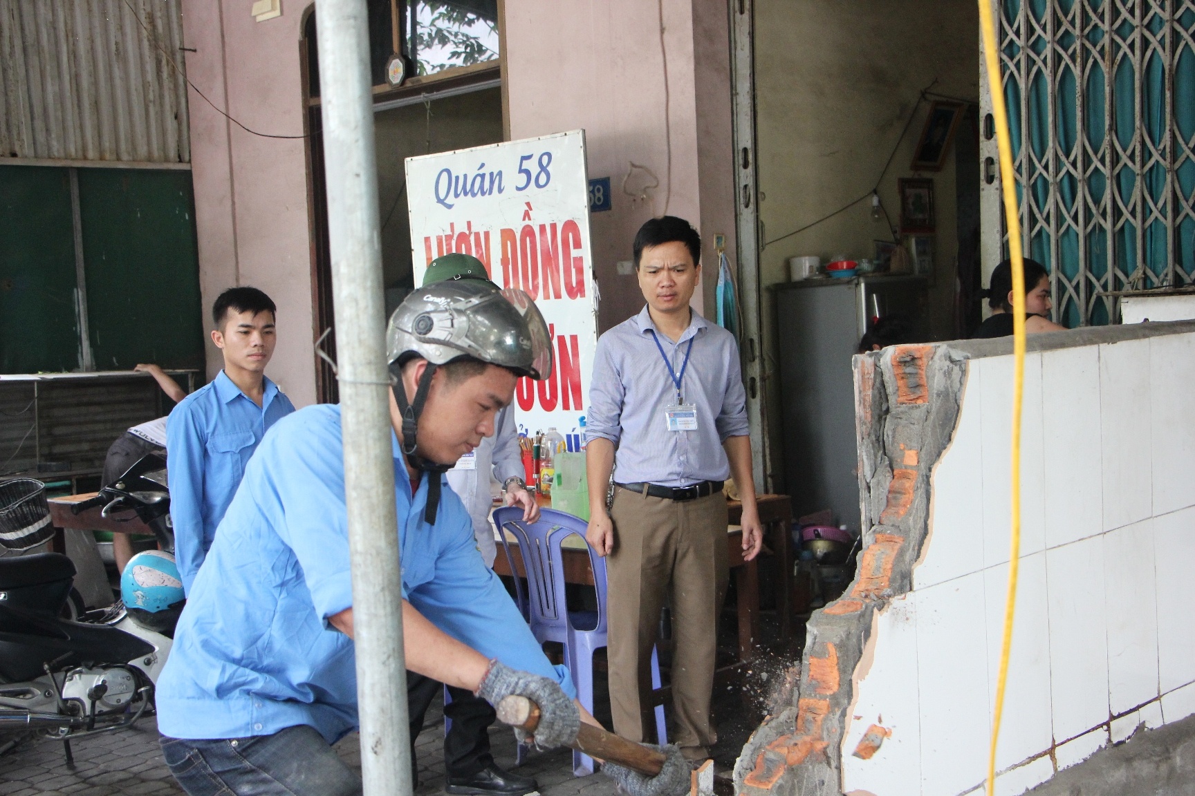 TP Vinh ra quan don dep via he hinh anh