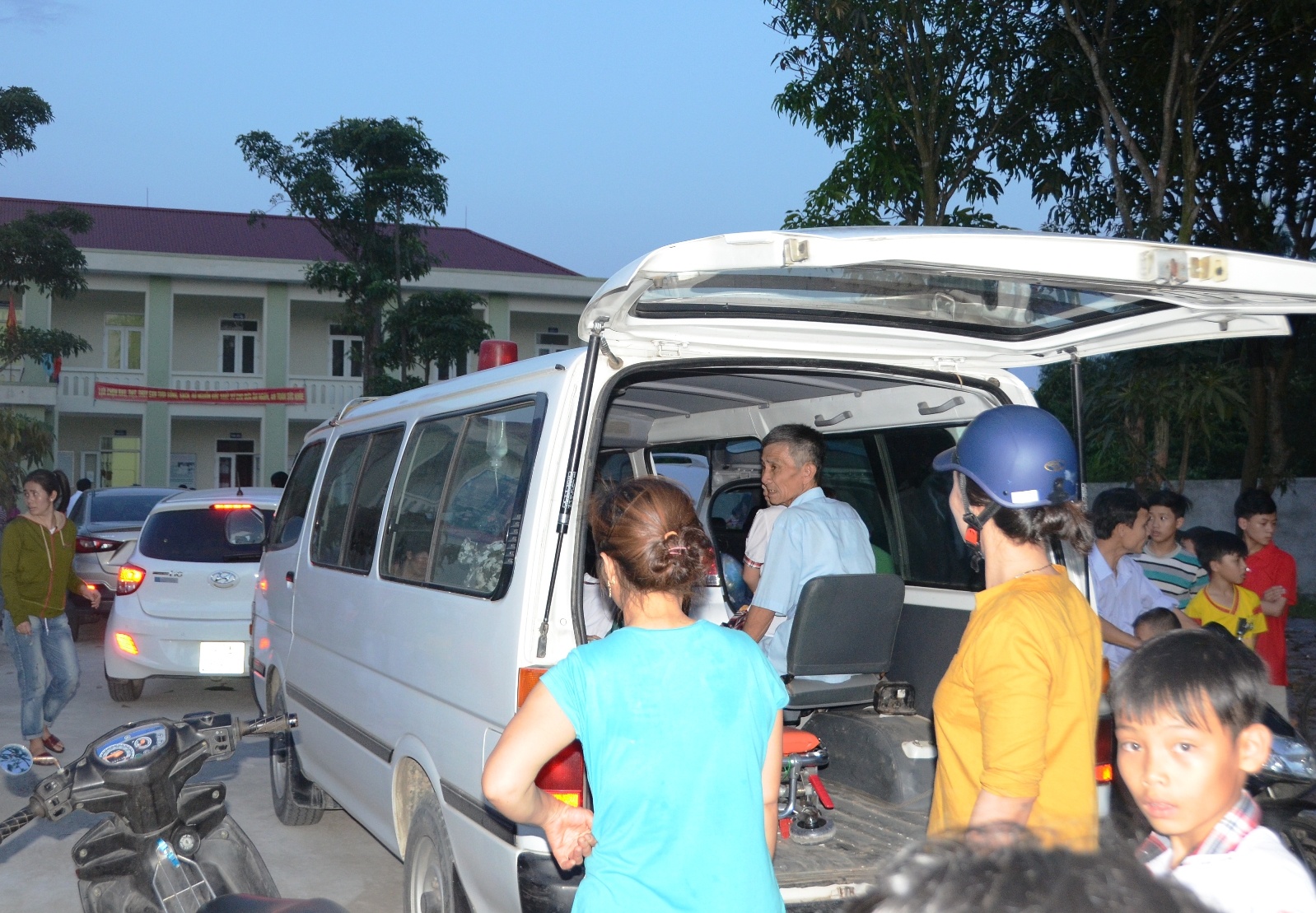 Hang chuc hoc sinh ngo doc do an qua ngo dong hinh anh