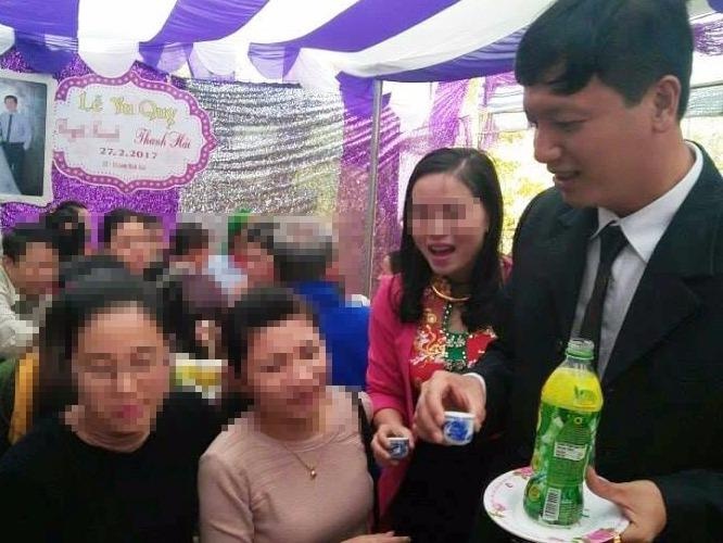 Dai uy CSGT chua ly hon vo hai da cuoi tiep vo ba hinh anh