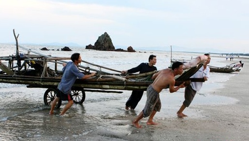 Xa 'om' tien ho tro thien tai cua dan 6 nam chua tra hinh anh