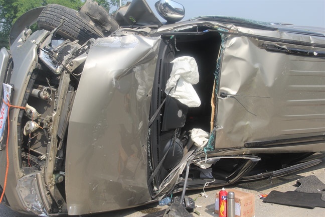 Oto 7 cho mat lai dam sap cong nha dan, 3 nguoi thoat chet hinh anh