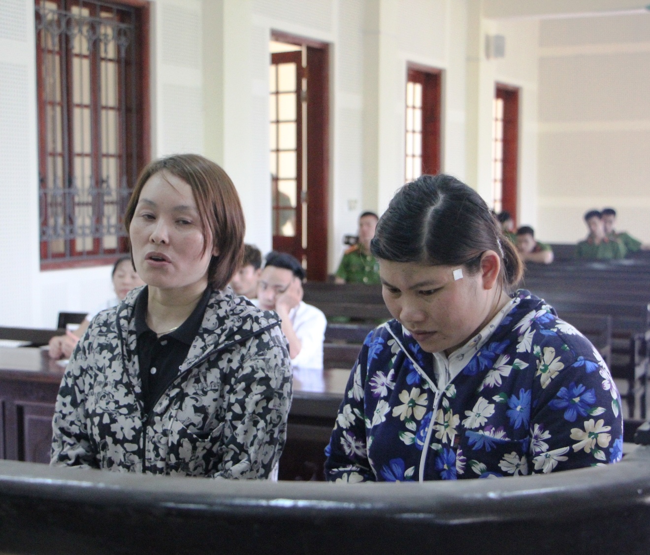 Nu giao vien linh 15 thang tu treo do ham tien hinh anh