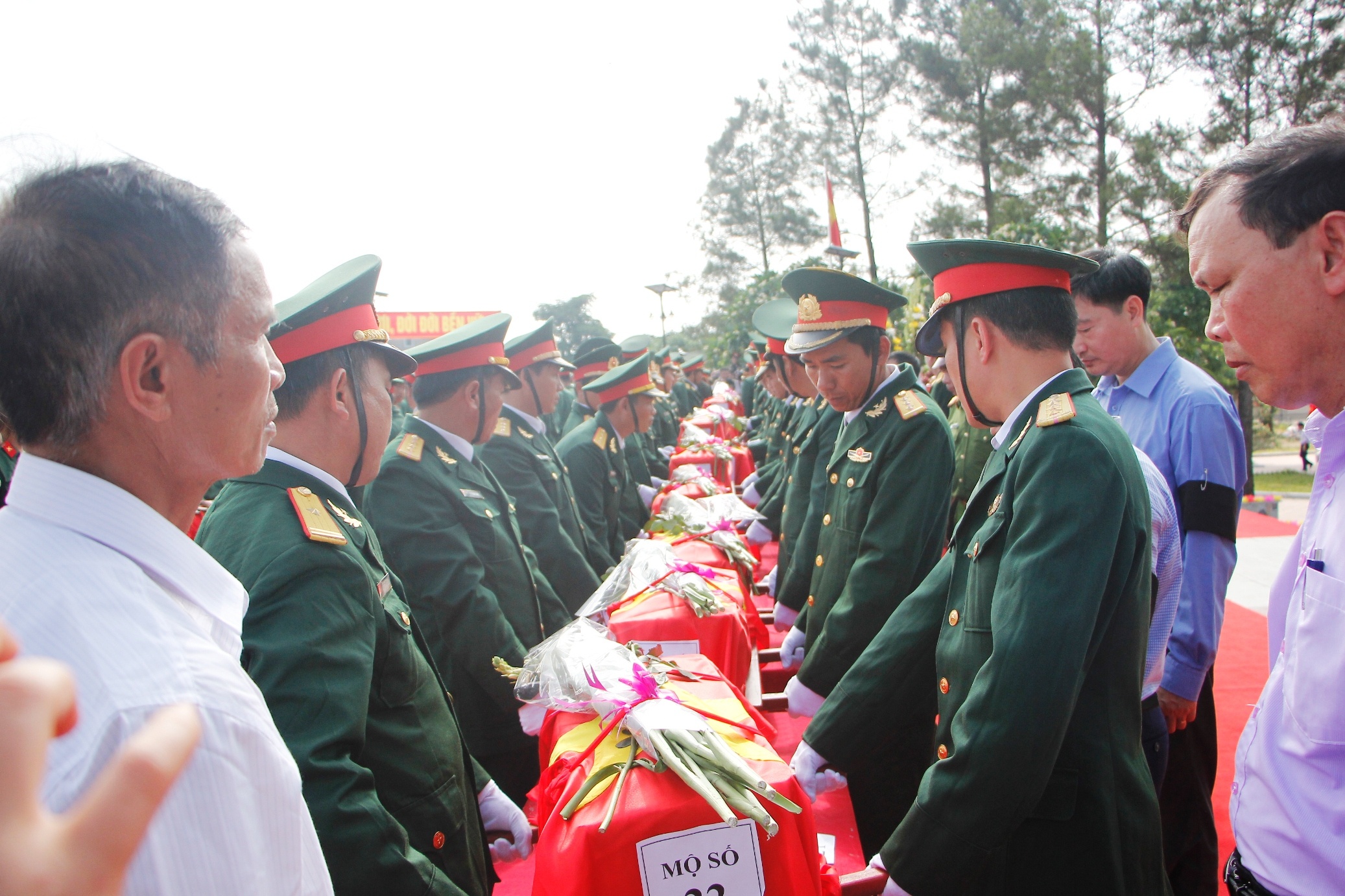 an tang 107 hai cot liet si anh 6