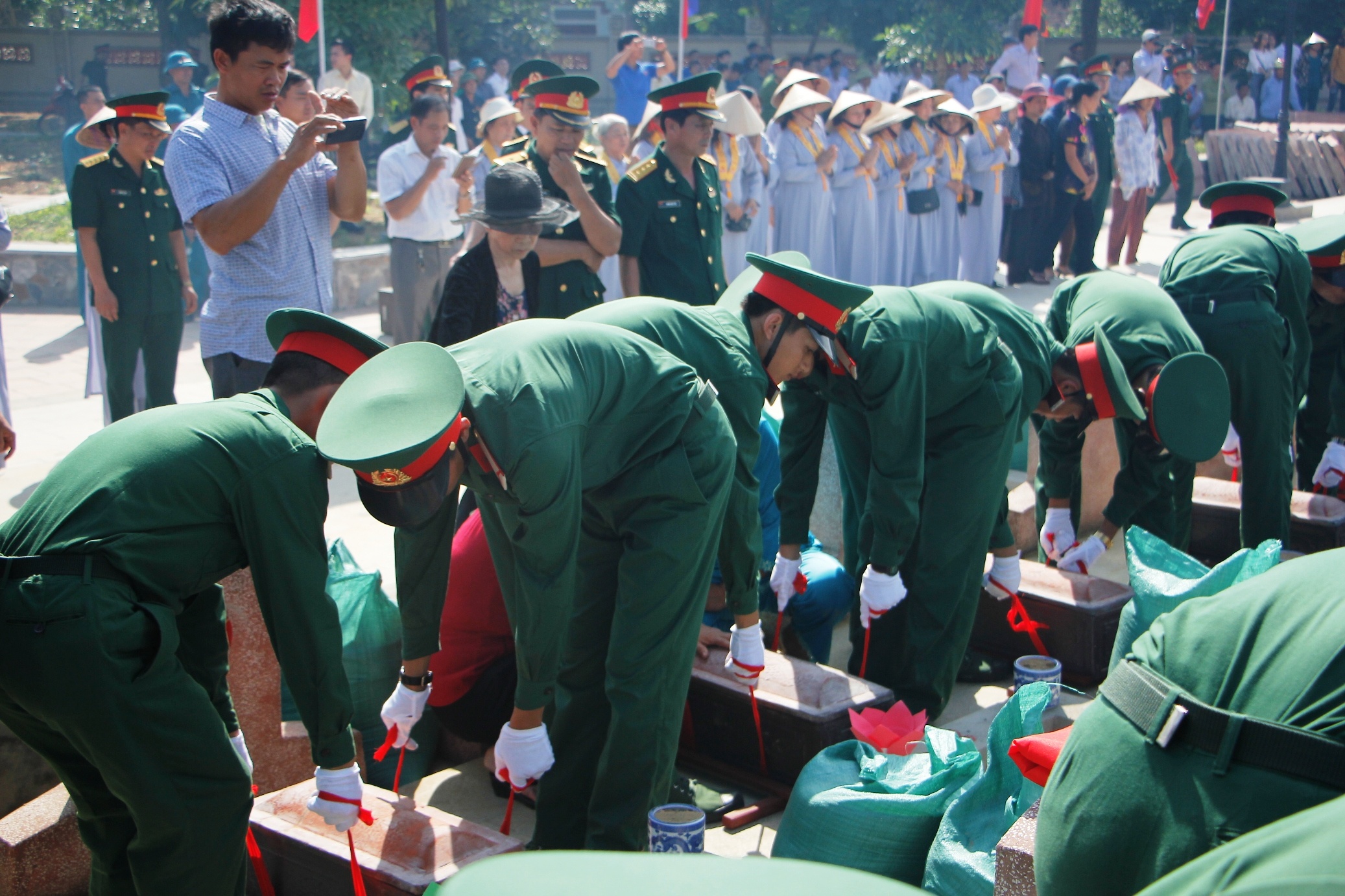 an tang 107 hai cot liet si anh 9