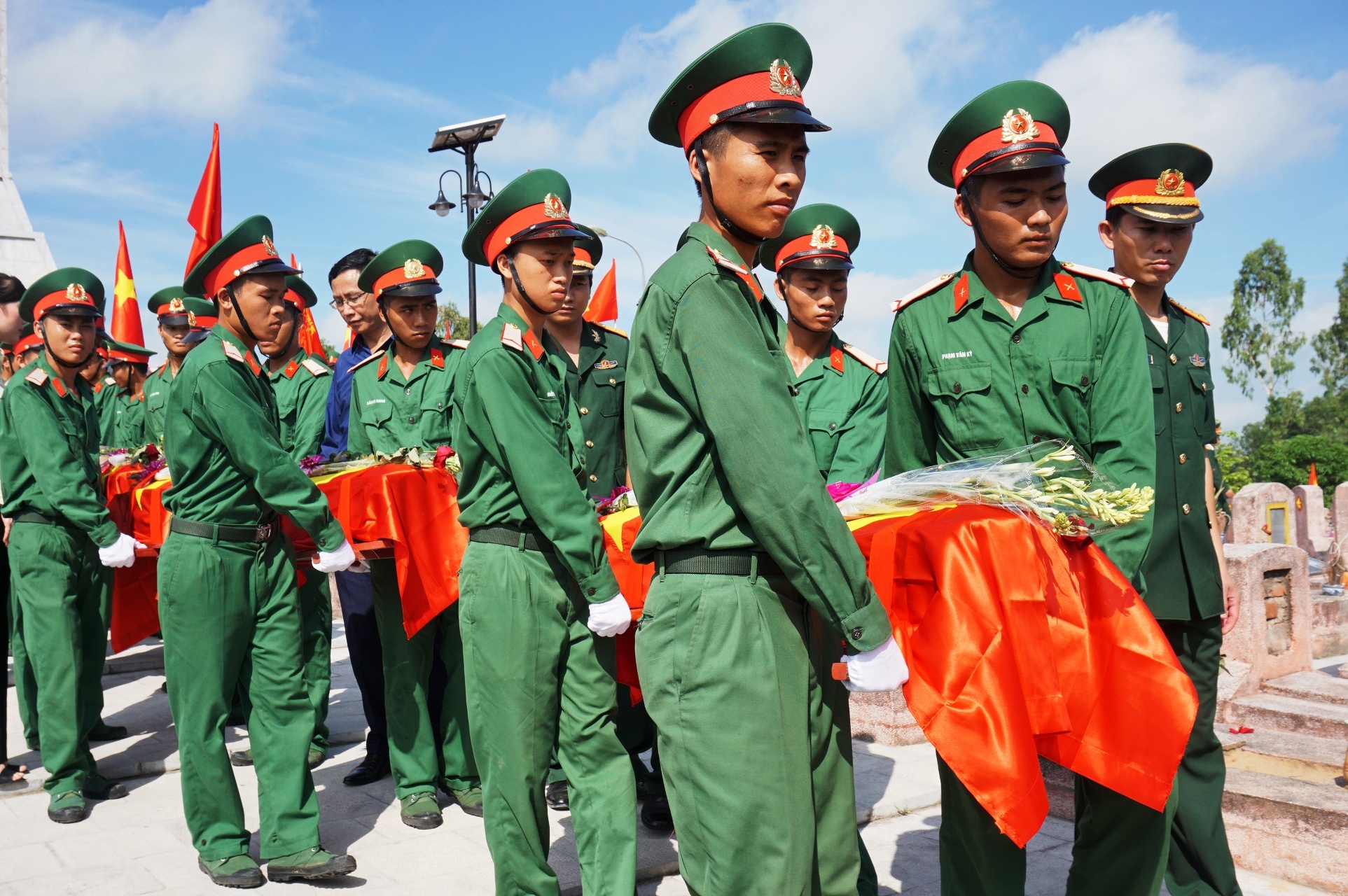 an táng 107 hài cốt liệt sĩ ảnh 8 an tang 107 hai cot liet si anh 8