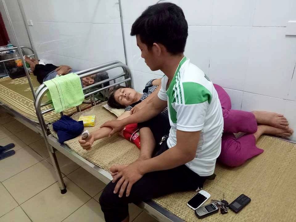 Hai nguoi phu nu can nhau vi nam mong toi hinh anh