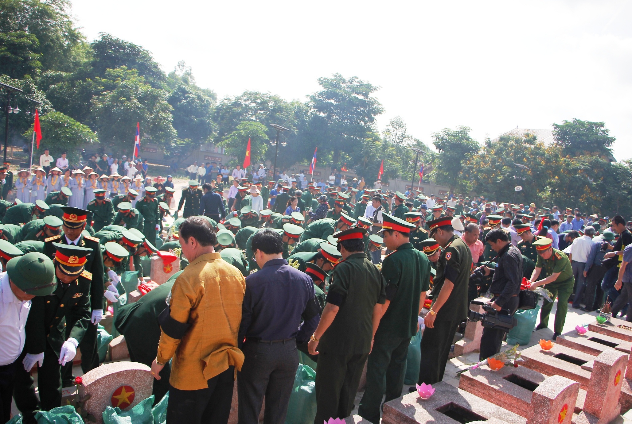 an tang 107 hai cot liet si anh 12