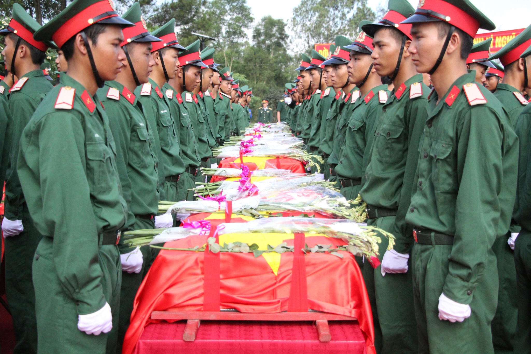 An tang hai cot cac liet si hy sinh tai nghia trang o Nghe An hinh anh