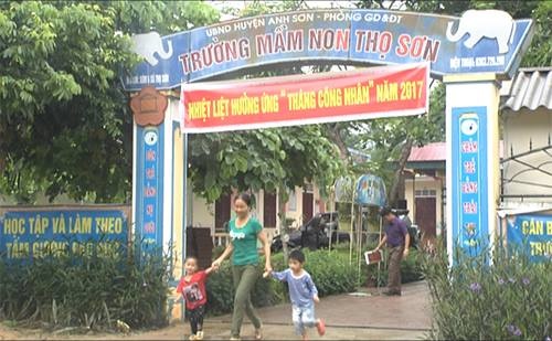 Nghi truong dung thuc pham ban, hang chuc phu huynh keo den phan doi hinh anh