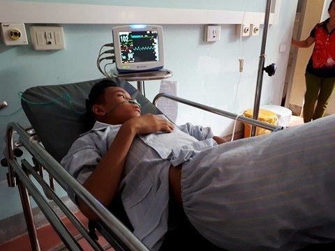 Ba nguoi bi dien giat thuong vong trong khuon vien huyen uy hinh anh