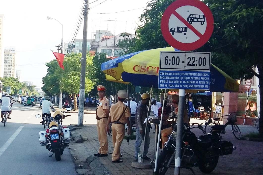 Khởi kiện công an ảnh 2 Khoi kien cong an anh 2