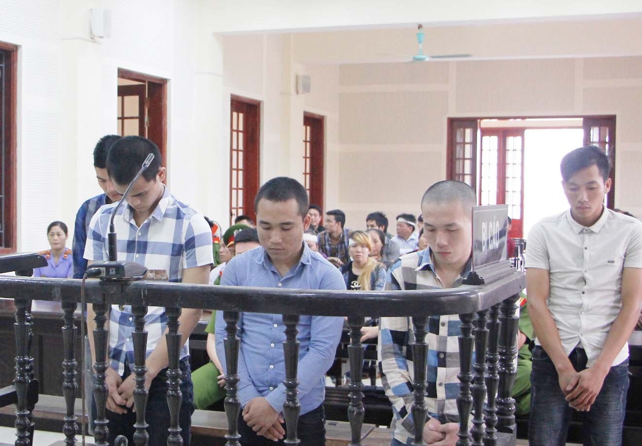 Linh an tu vi dung xe may duoi nhau khien co gai tu vong hinh anh