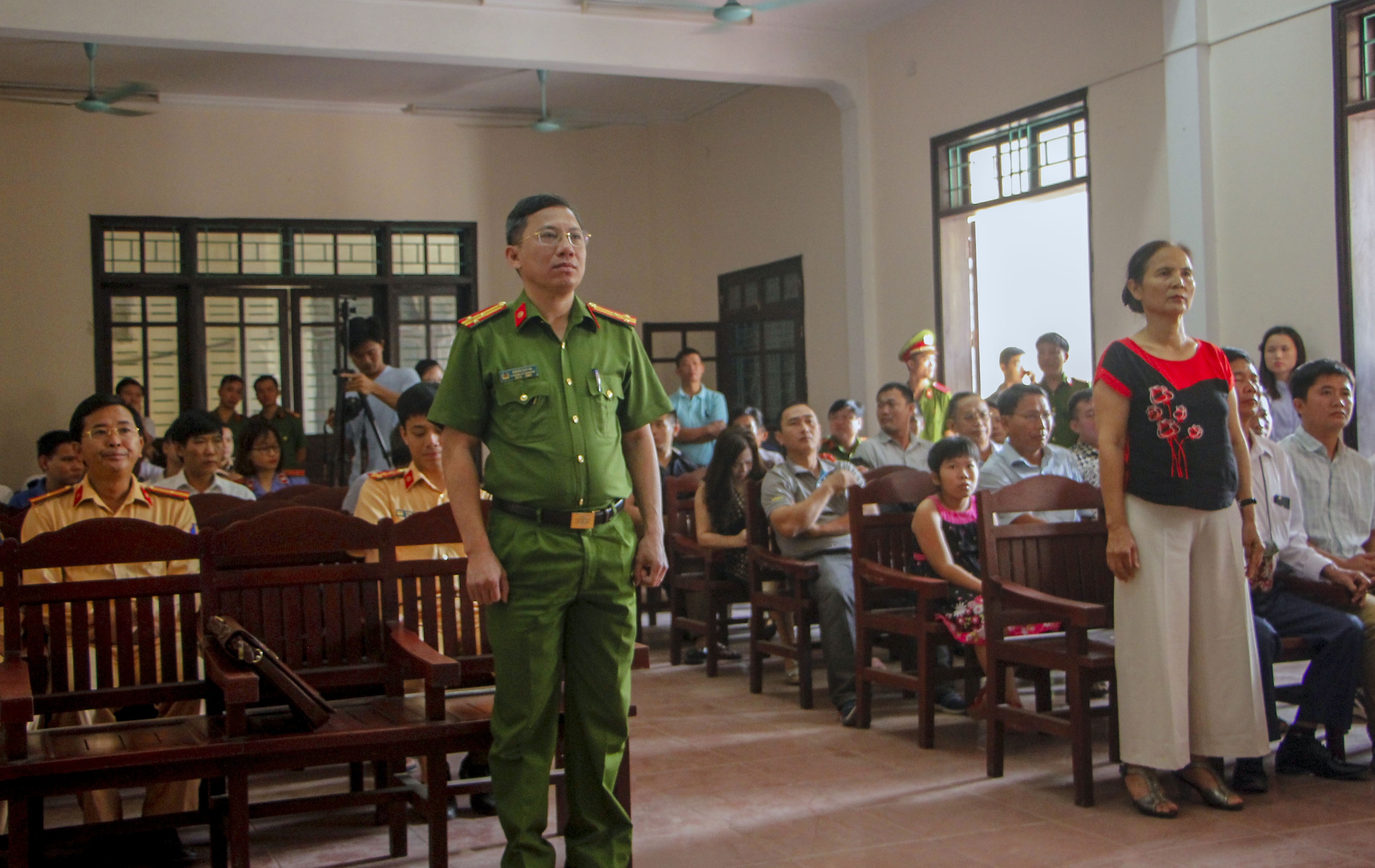 Vu tai xe kien canh sat giao thong: Lai xe thua kien hinh anh
