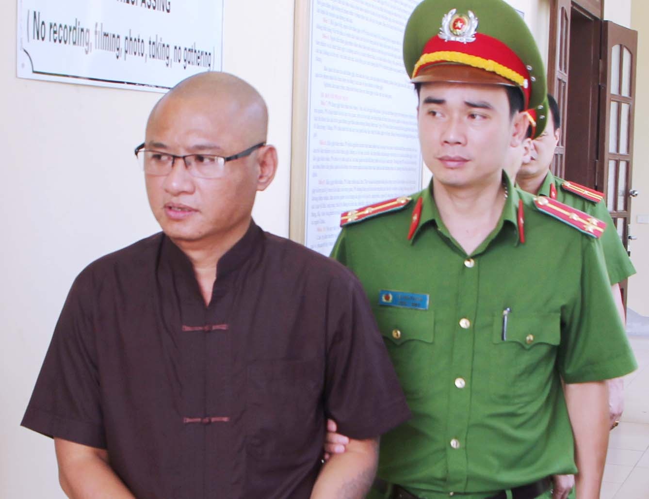 Trum ma tuy dieu hanh duong day mua ban 294 banh heroin tu nha tu hinh anh