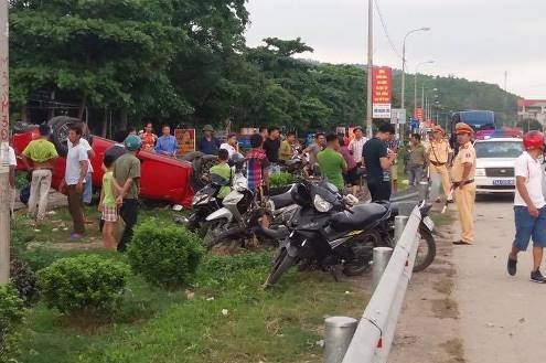 Oto phoi bung ben duong, 2 me con tu vong hinh anh