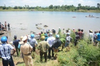 Hai nam sinh duoi nuoc trong dip nghi he hinh anh