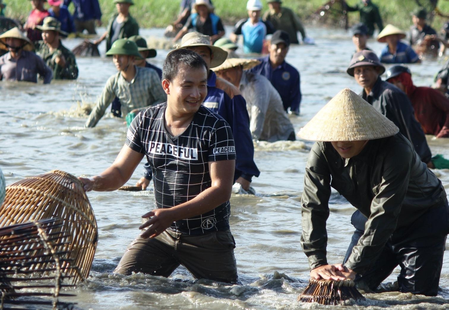 Hang tram nguoi doi nang tham gia hoi danh ca cau may hinh anh