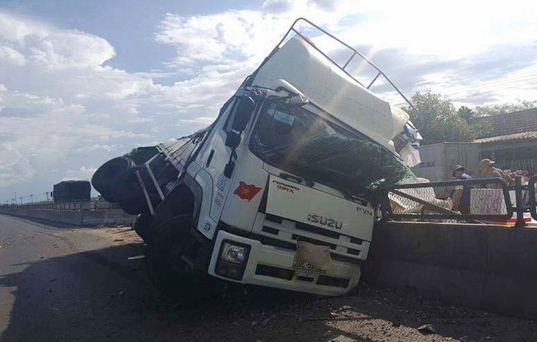 No lop, xe tai vat qua dai phan cach hinh anh