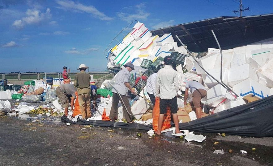 xe tai no lop lat nghieng tren duong anh 2