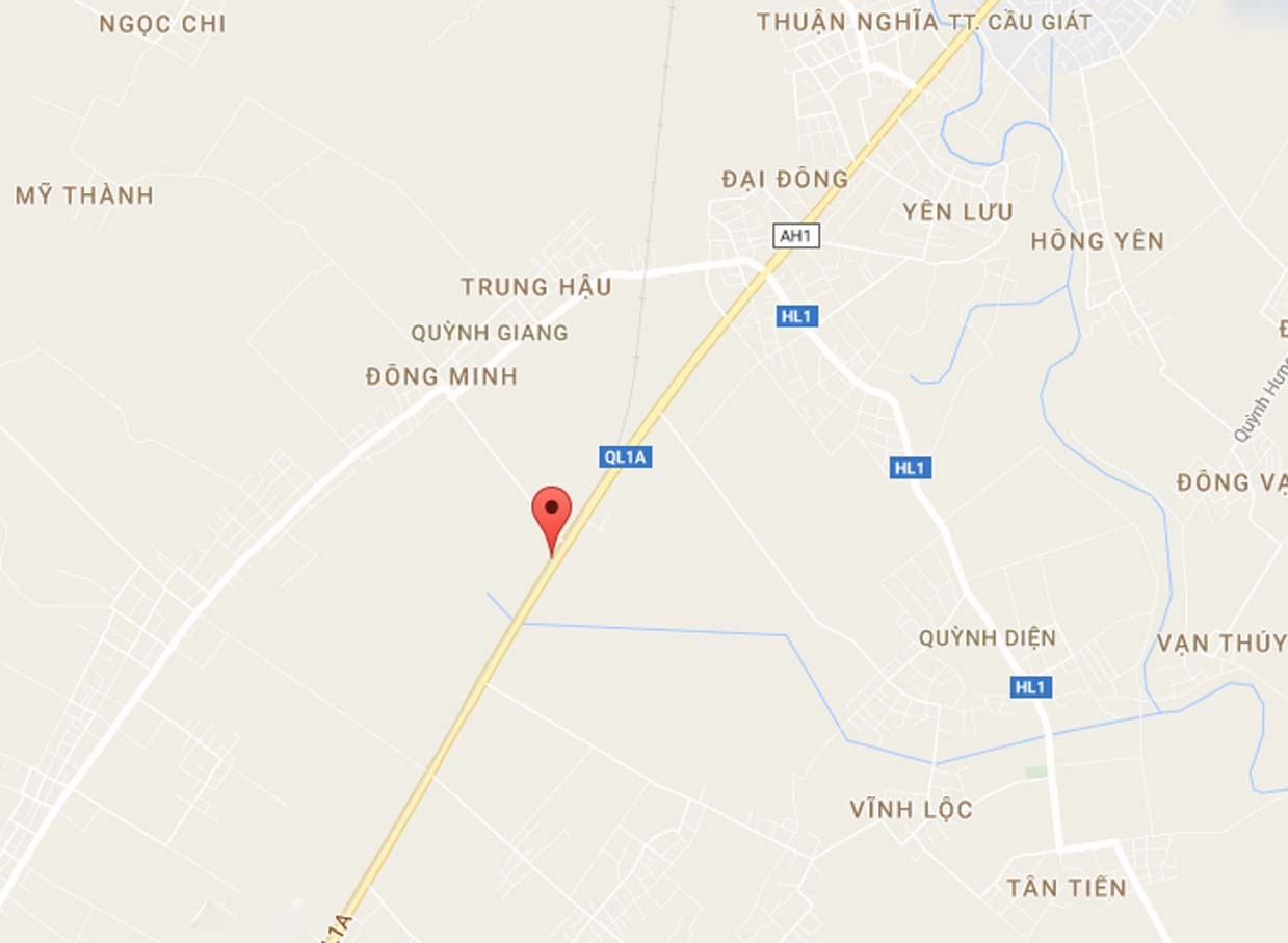 xe tai no lop lat nghieng tren duong anh 3