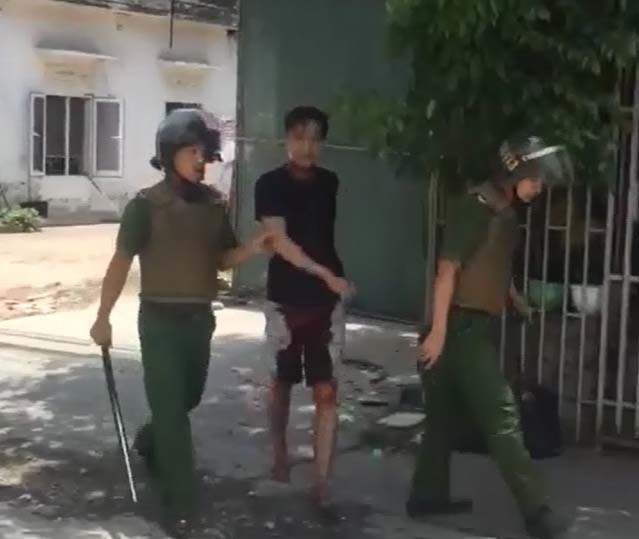 Gan 10 canh sat tiep can nguoi dan ong cam dao tu cua co minh hinh anh