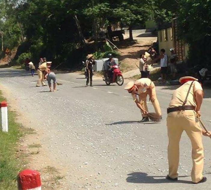 CSGT dọn đường ảnh 2 CSGT don duong anh 2