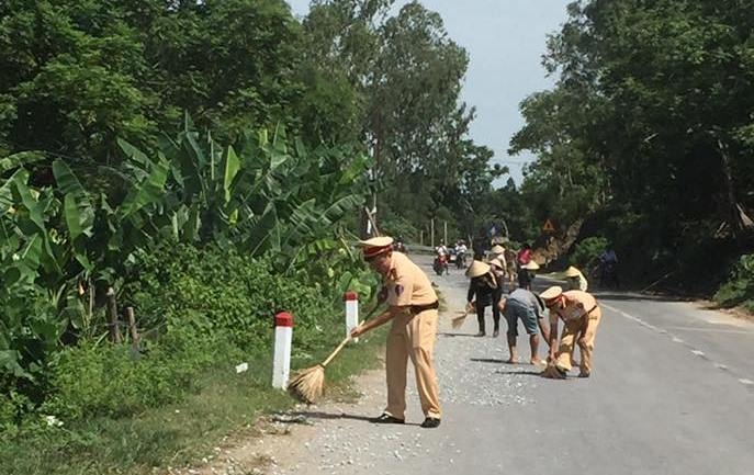 CSGT cung nguoi dan don da dam roi vai tren duong hinh anh