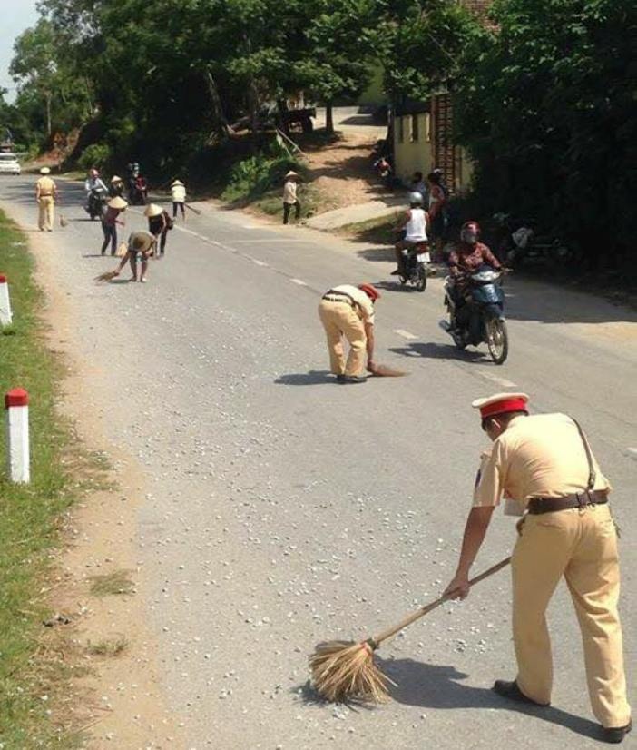 CSGT dọn đường ảnh 1 CSGT don duong anh 1