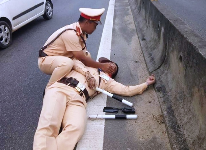 Nhan chung ke vu CSGT bi hat vang khi bam kinh xe dau keo container hinh anh