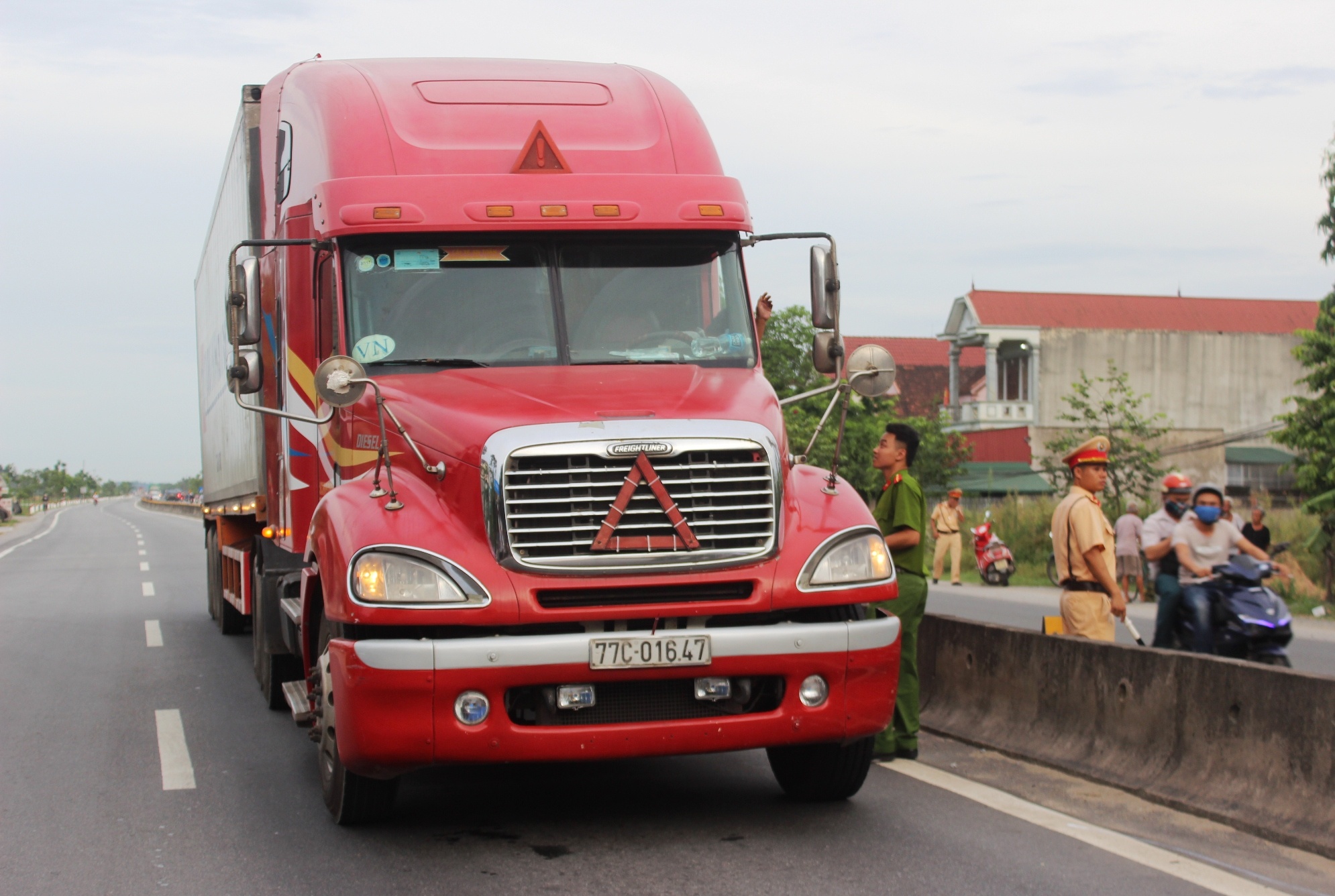 CSGT du bam xe container o Ha Tinh anh 2