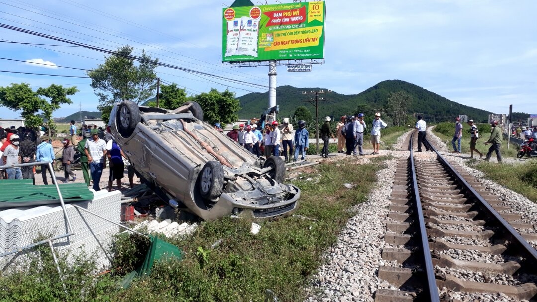 oto bi tau hoa dam vang khoi duong ray anh 1