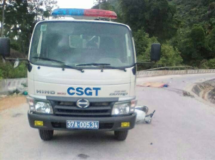 Xe may va cham voi oto tuan tra CSGT, chong tu vong vo bi thuong hinh anh