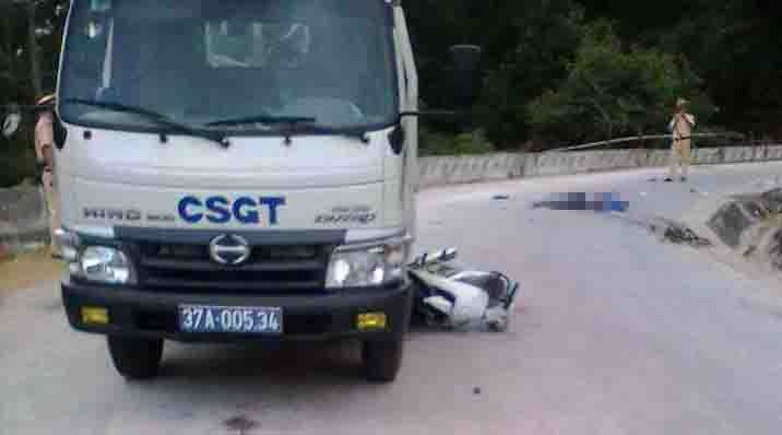 xe máy va chạm với xe ôtô tuần tra của CSGT ảnh 1 xe may va cham voi xe oto tuan tra cua CSGT anh 1