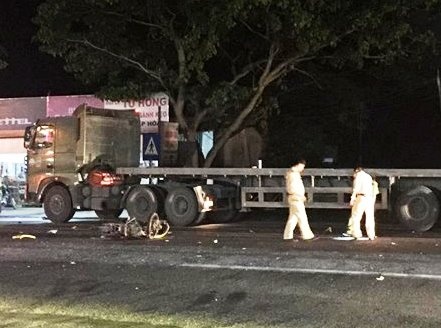 9X kep 3 tong xe tai dau ben duong, 2 nguoi tu vong hinh anh