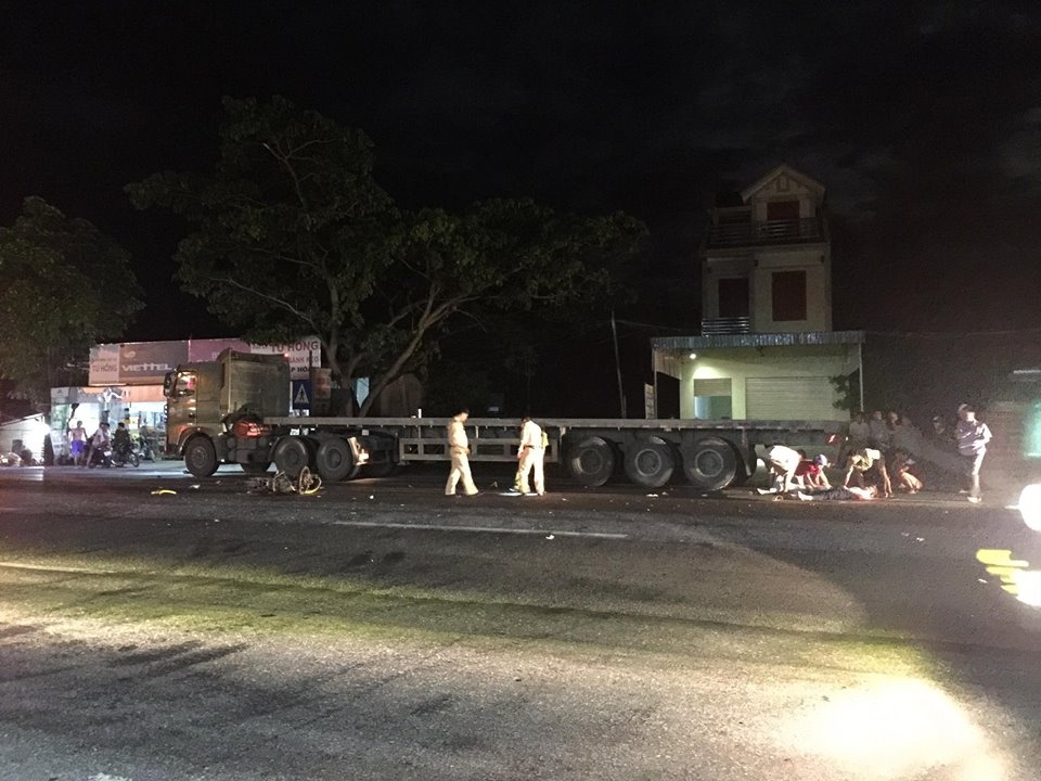 xe máy kẹp 3 tông đuôi xe tải ảnh 1 xe may kep 3 tong duoi xe tai anh 1