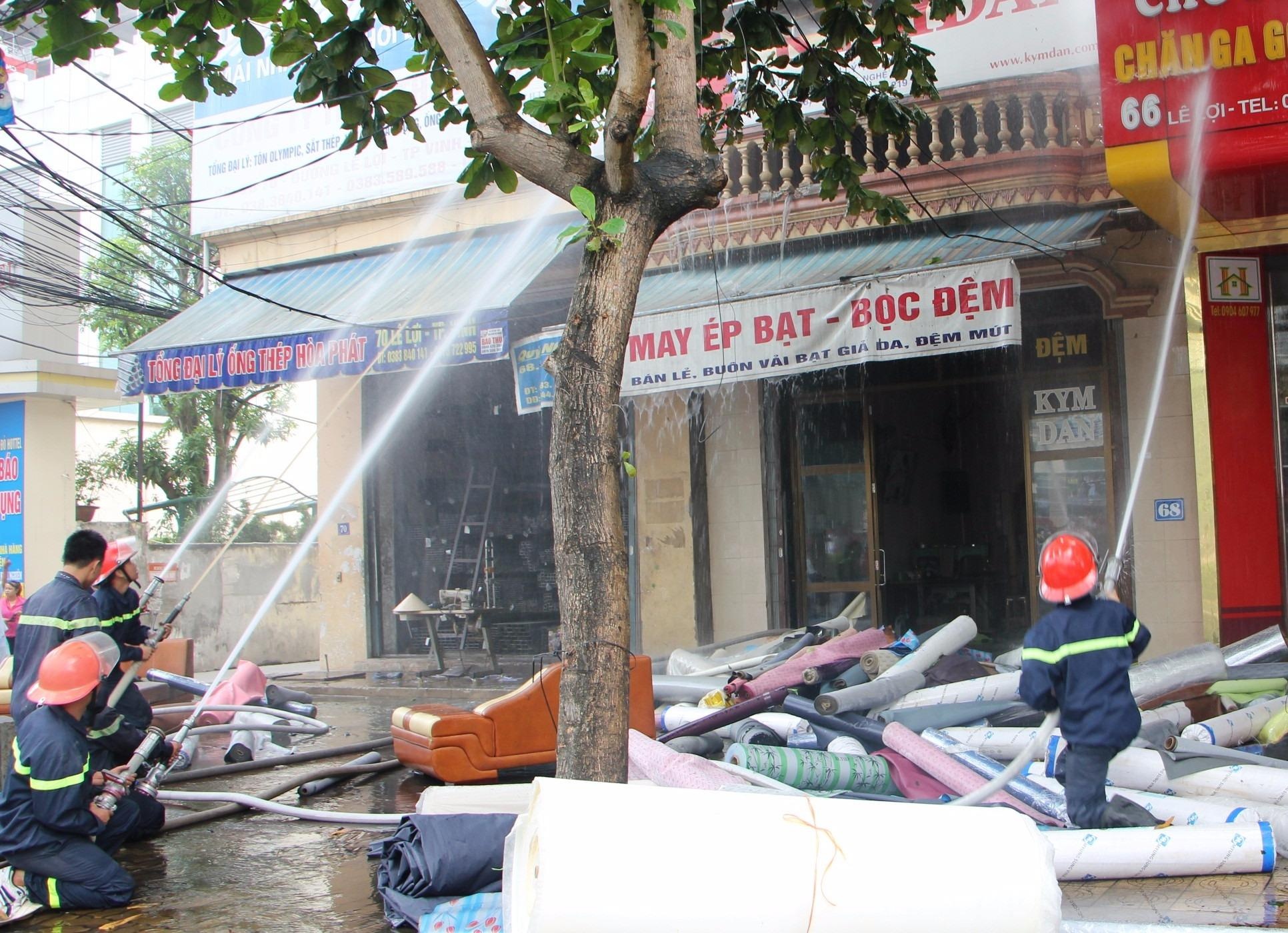 Chay lon tai cua hang boc dem cao 3 tang hinh anh