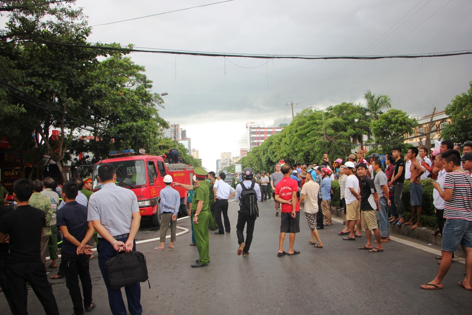 chay cua hang ep bat boc dem anh 2