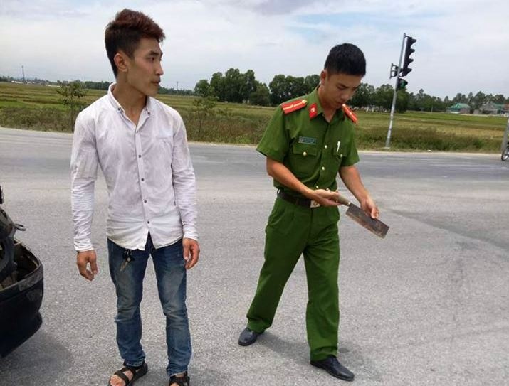 Tai xe xe cuu thuong cam dao duoi chem nguoi sau va cham giao thong hinh anh