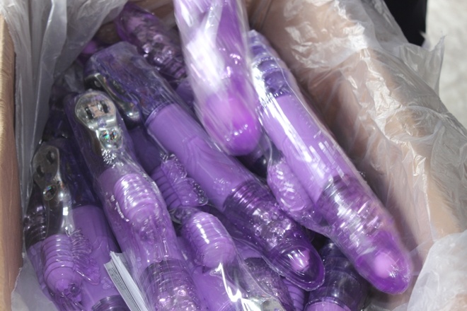 Lo hang dung cu kich duc bi phat hien tai cang Cat Lai hinh anh