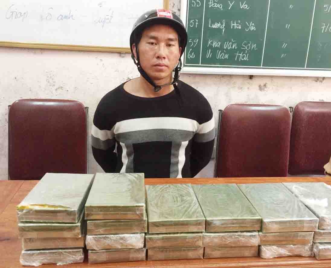 Canh sat mai phuc bat ga trai van chuyen 20 banh heroin hinh anh