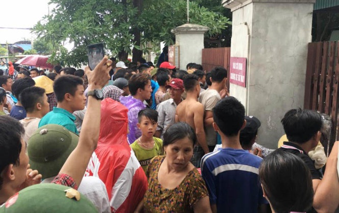 Nguoi ban thuoc dong y bi dan tuong nham ke bat coc tre em hinh anh