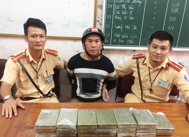 Mat phuc, vay bat ke mang 20 banh heroin trong ba lo hinh anh