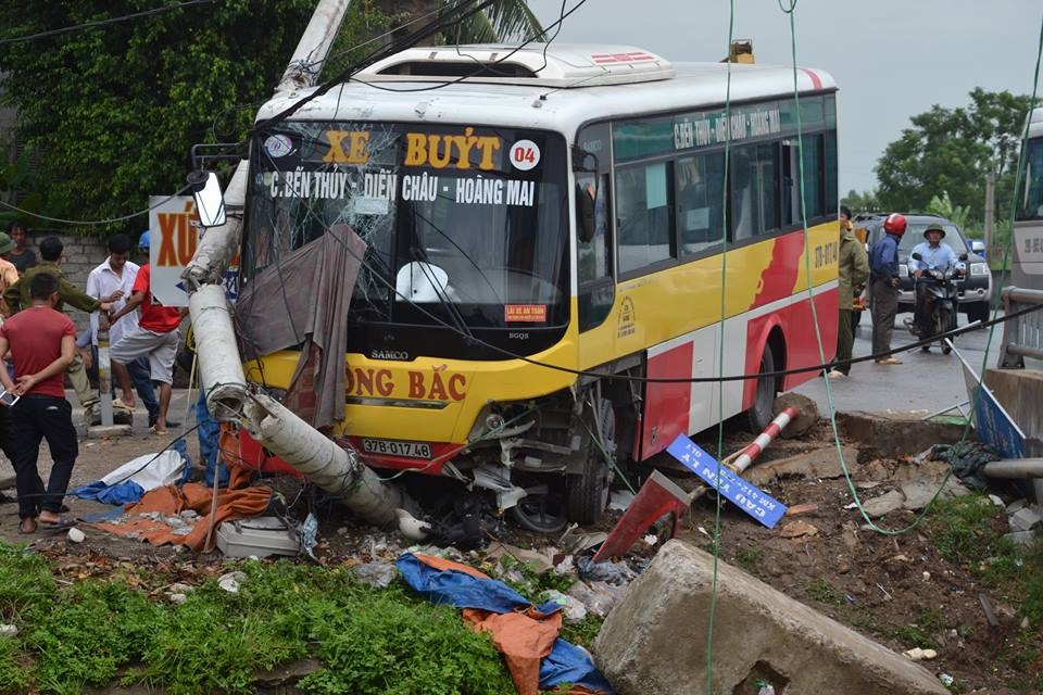 Tai xe xe om bi xe buyt tong vang xuong song tu vong hinh anh