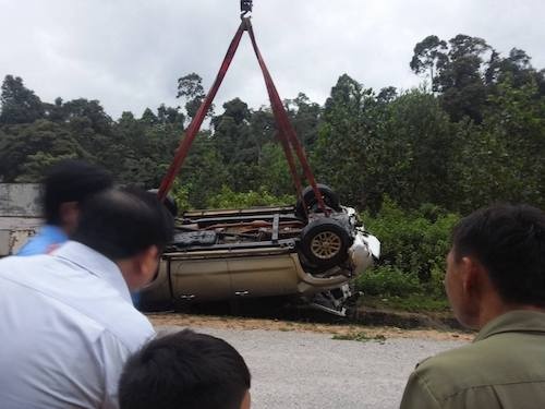 Can bo nganh giao thong tu vong khi kiem tra sat lo sau bao hinh anh