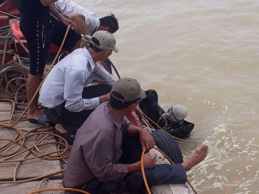 Tho lan ngam minh duoc nuoc tim nan nhan vu chim tau VTB 26 hinh anh