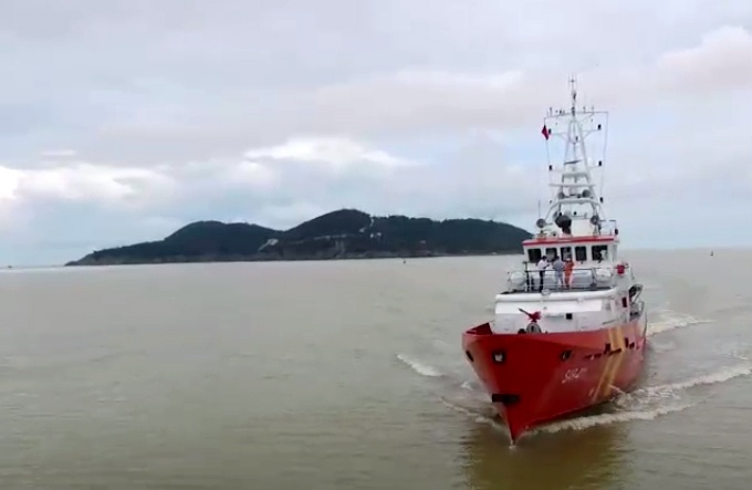 Flycam tim kiem hai thuyen vien mat tich trong vu chim tau o Nghe An hinh anh