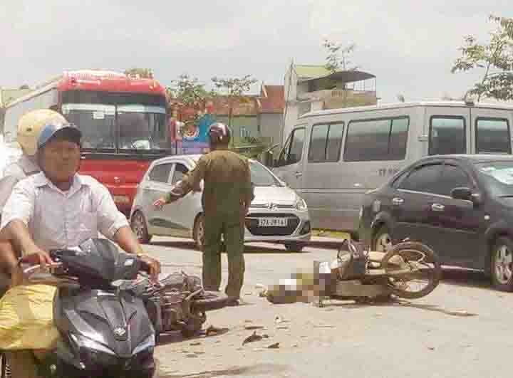 Nguoi dan ong tu vong sau vu doi dau giua hai xe may hinh anh