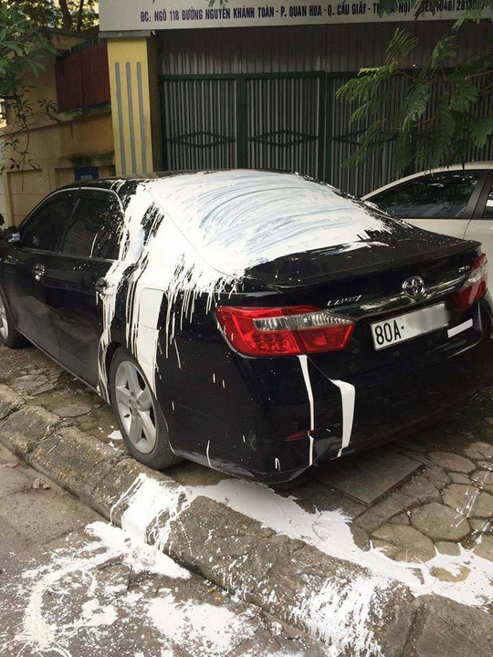 xe Toyota Camry bị hắt sơn ảnh 1 xe Toyota Camry bi hat son anh 1